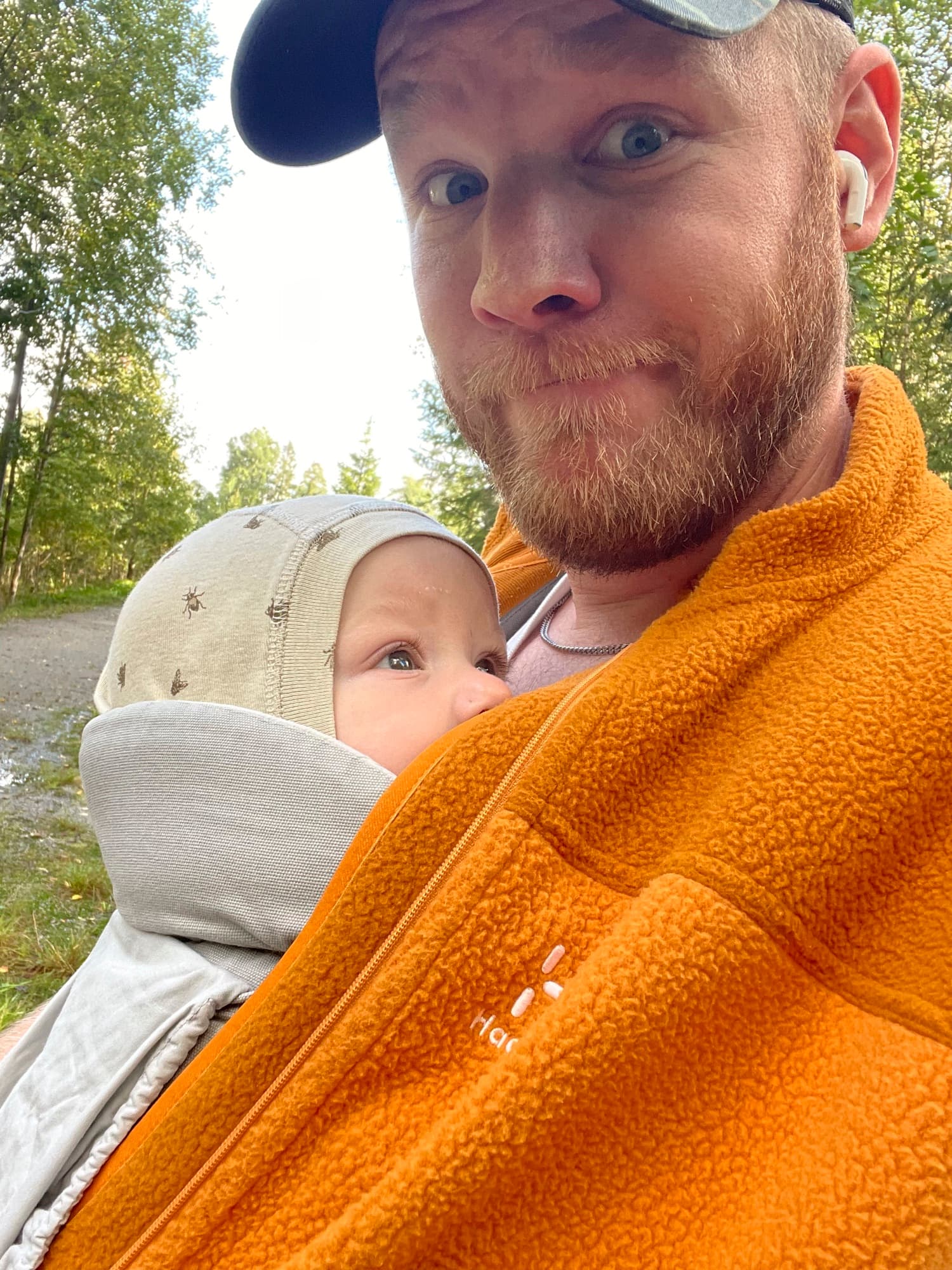 Mathias Manskow Løken på tur i skogen med sønnen